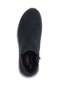 Stivale alla caviglia in suede nero con una texture liscia, chiusura con zip e pannelli laterali elasticizzati. Soletta morbida con un motivo decorativo. Suola in gomma.