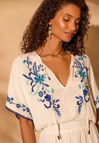 Love & Roses REGULAR FIT - EMBROIDRED SHIRRED WAIST  - Rochie de zi - white