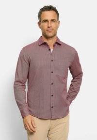 Herrenhemd mit langen Ärmeln, Knopfverschluss in rot-weißen Streifen, mit einer Tasche, schwarzen Knöpfen und einer entspannten Passform. Der Stoff wirkt glatt und leicht strukturiert.