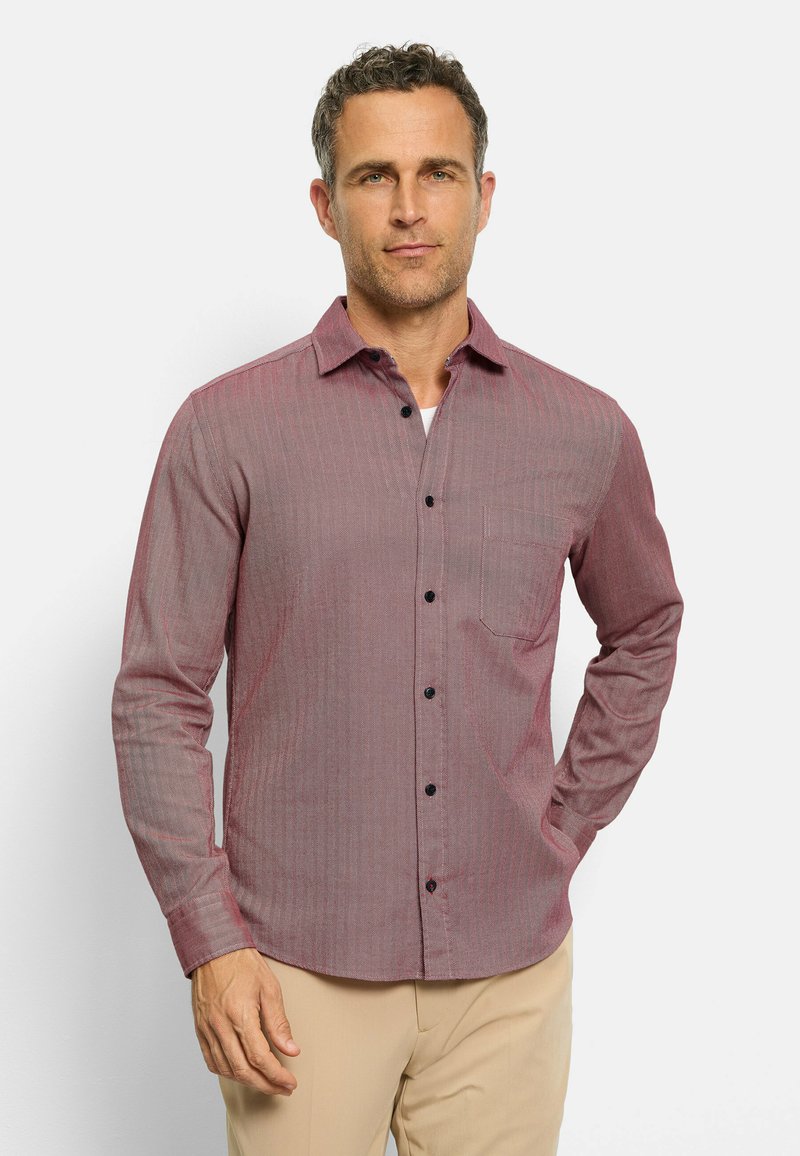 Herrenhemd mit langen Ärmeln, Knopfverschluss in rot-weißen Streifen, mit einer Tasche, schwarzen Knöpfen und einer entspannten Passform. Der Stoff wirkt glatt und leicht strukturiert.