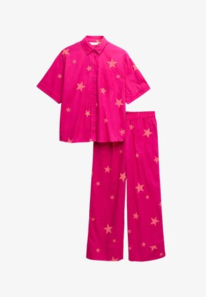 Ensemble de pyjama rose comprenant une chemise à boutons à manches courtes avec une poche et un pantalon à jambes larges, tous deux ornés de motifs d'étoiles rose clair.