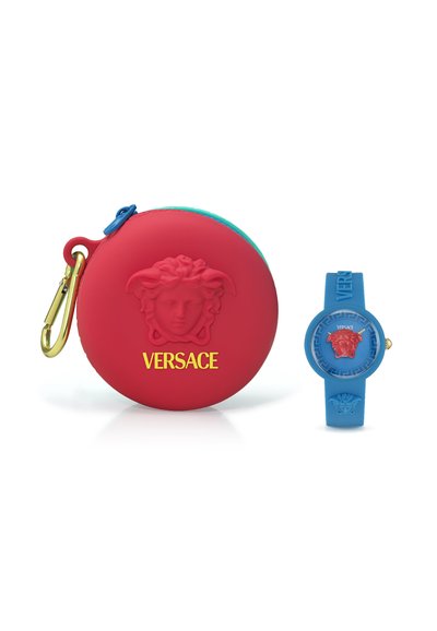 Rød silikonepouch med guldfittings, der har et hævet Medusa-emblem og "VERSACE" logo. Blå silikoneur med matchende Medusa-design.