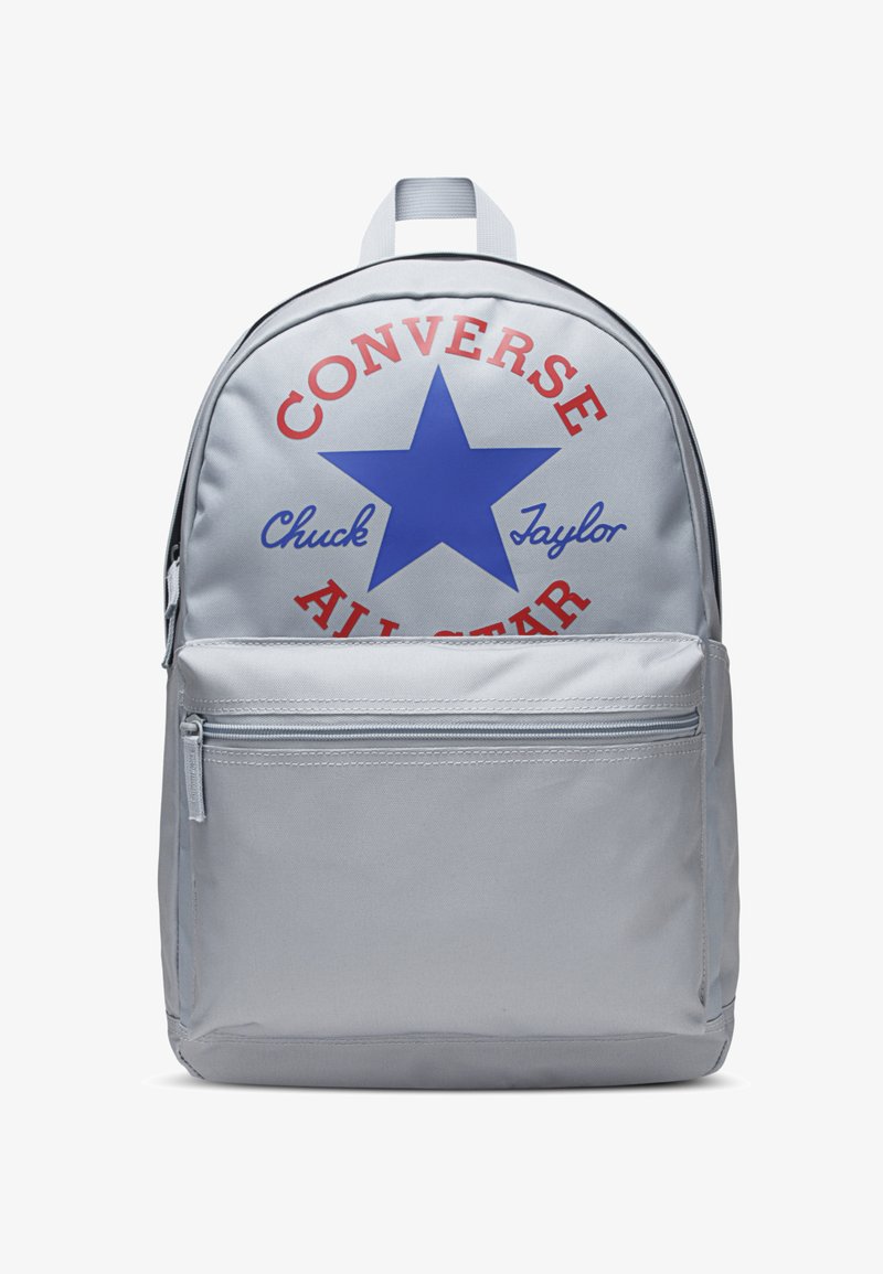 Hallide seljakott, millel on sinine täht ja punased sildid "CONVERSE" ja "Chuck Taylor" ning eesmine lukuga tasku. Valmistatud sünteetilisest materjalist.