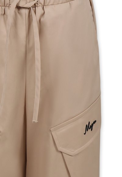 Pantaloni cargo beige con cintura regolabile, caratterizzati da una tasca laterale e un dettaglio del logo ricamato nero. Tessuto liscio con finitura opaca.
