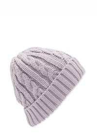 Gorro de punto lavanda claro con un patrón de trenzas y puño acanalado. Hecho de lana suave, tiene una superficie texturizada y forma redondeada.