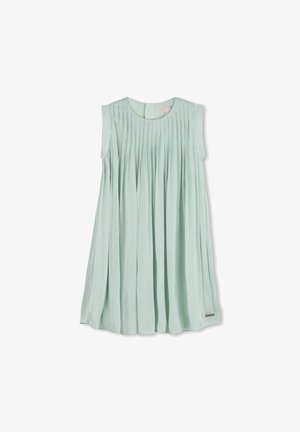Hihaton vaaleanvihreä mekko, jossa pystysuorat laskokset, pyöreä kaula-aukko ja sileä kangaspinta; helmassa pieni metallinen logo.