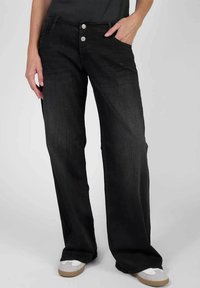 Jeans noirs à jambes larges en denim, dotés d'un design classique à cinq poches, d'une fermeture à bouton et de détails de surpiqûre subtils.