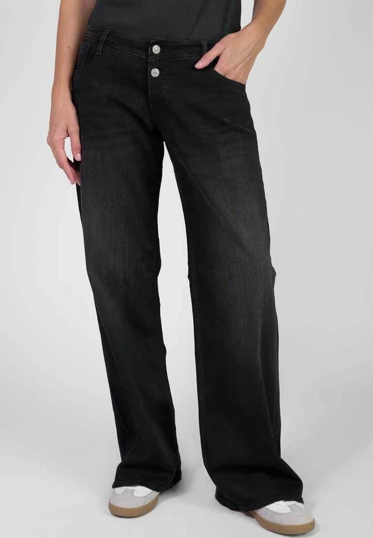 Jeans noirs à jambes larges en denim, dotés d'un design classique à cinq poches, d'une fermeture à bouton et de détails de surpiqûre subtils.