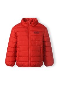 Giacca imbottita rossa con colletto alto, design a coste orizzontali, chiusura con zip e tasche laterali. Presenta un logo blu sul petto.