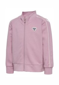 Różowa kurtka na zamek z kołnierzem typu stójka, białe paski po bokach oraz mała haftowana pszczółka na piersi. Wykonana z miękkiej, elastycznej tkaniny.