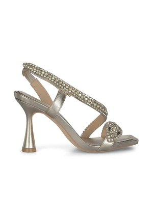 Sandal con tacco alto di metallo argentato, con punta quadrata, cinturini decorati e un accento in pietra sul davanti. Tacco a spillo con una forma unica.