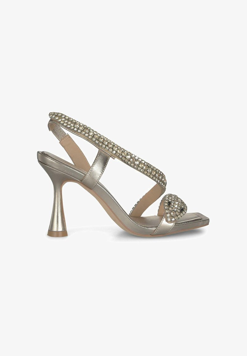 Metallisch silberne High-Heelsandale mit quadratischer Zehenpartie, verzierten Riemen und einem Steindetail auf der Vorderseite. Stiletto-Absatz mit einzigartiger Form.