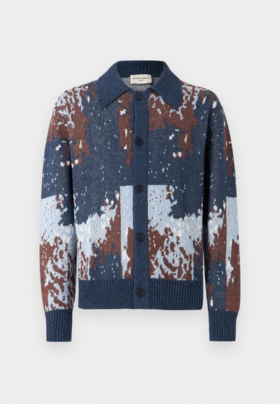Ζακέτα με κουμπιά και μακριά μανίκια, με γιακά, που διαθέτει αφηρημένο μοτίβο σε αποχρώσεις του μπλε, καφέ, άσπρου και γκρι.