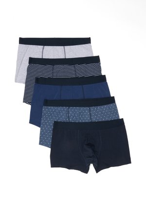 Cinq paires de boxers pour hommes en gris, bleu marine, rayé, à pois et bleu foncé uni avec des ceintures noires, disposées en chevauchement sur un fond blanc.