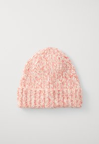 Gorro de punto grueso con vuelta en blanco y suave hilo rosa coral, colocado sobre un fondo claro.