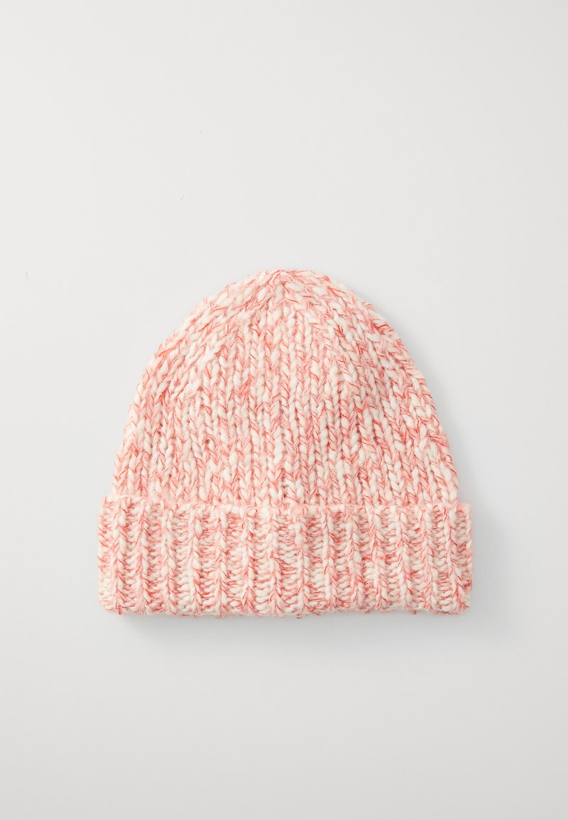 Gorro de punto grueso con vuelta en blanco y suave hilo rosa coral, colocado sobre un fondo claro.
