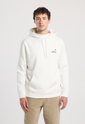 Weißer Hoodie mit einer Fronttasche; verfügt über ein Logo "ROCKY MOUNTAINS" und einen roten Punkt auf der linken Brust. Weicher, entspannter Schnitt.