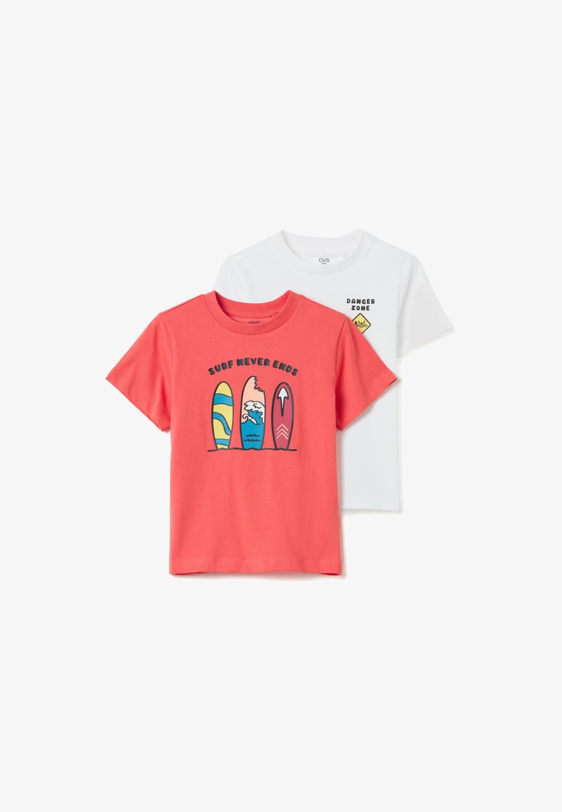 Deux t-shirts : l'un corail avec des graphiques de planche de surf et le texte "SURF NEVER ENDS", et l'autre blanc avec un design de panneau "DANGER ZONE". Manches courtes, en coton.