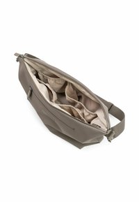 Grå skuldertaske med en glat, mat overflade. Har en sikret lynlås og flere stofrum indeni til organisering.