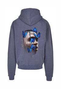 Sudadera con capucha en gris que presenta un gran gráfico con un rostro y mariposas azules. El texto en francés "LE PAPILLON" está impreso en blanco.