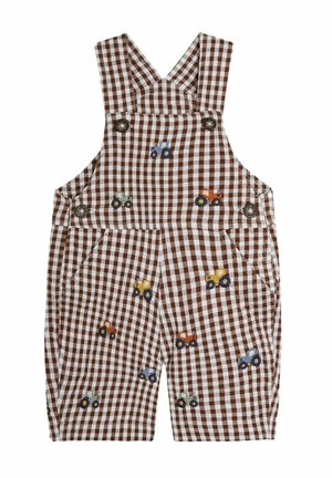 Des salopettes en vichy brun et blanc avec des broderies de tracteurs colorés. Le design comprend des bretelles réglables et des poches latérales.