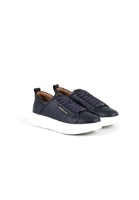 Sneakers in pelle blu navy, suola in gomma bianca, punta rotonda, design con lacci, accentuati da un dettaglio del logo dorato sul lato.