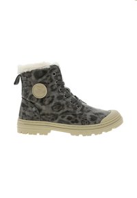 Bottines à imprimé léopard en gris avec un col en fausse fourrure, semelle en caoutchouc et accent en métal sur le côté. Comprend six œillets et une tige texturée.