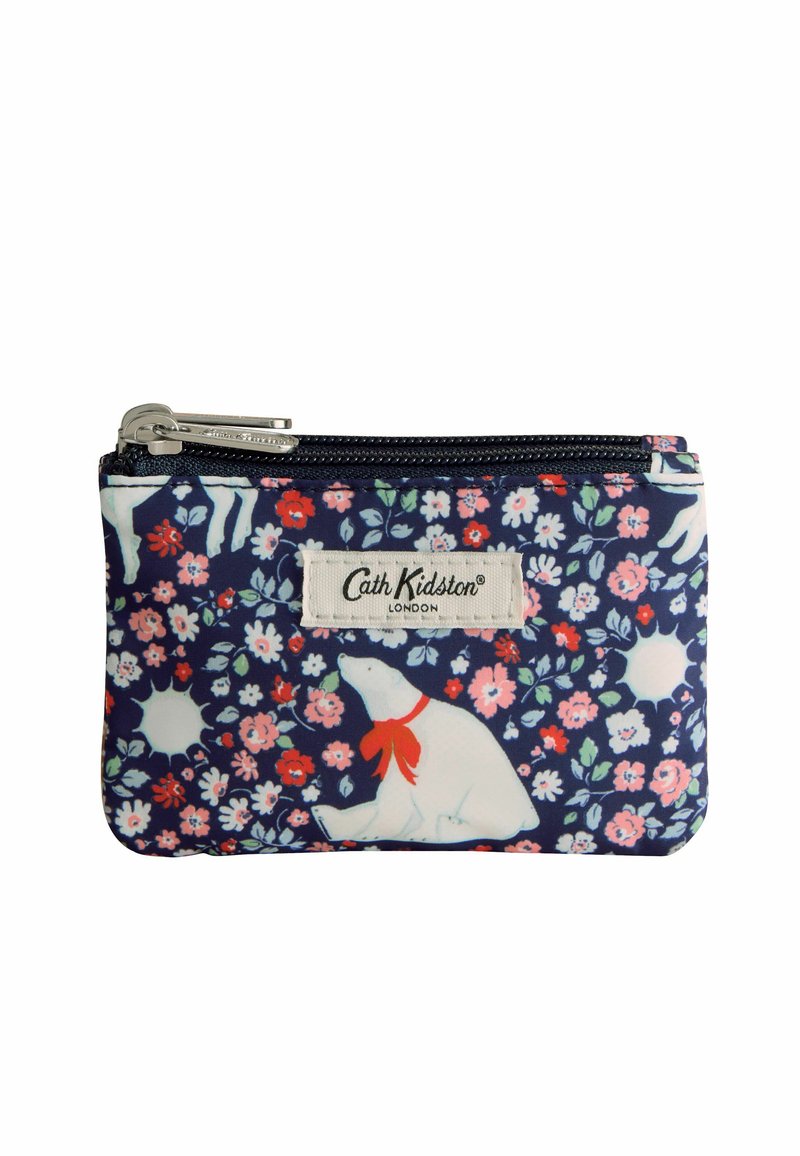 Sinise lilledega silmkoelise tasku ülaosaga, millel on valged põhjapolarbear'id ja lilled, valmistatud vastupidavast kangast. Ees on Cath Kidstoni bränding.