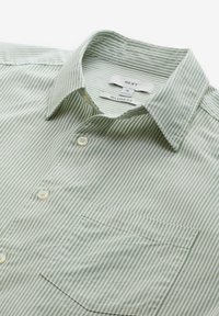 Grünes und weiß gestreiftes Hemd mit Button-Down-Kragen, Brusttasche und lockerer Passform. Verfügt über ein strukturiertes Gewebe und runde Knöpfe.
