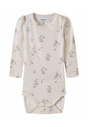 Kremowe prążkowane body niemowlęce z długim rękawem i zatrzaskami, ozdobione małymi szarymi królikami oraz drobnymi fioletowymi i żółtymi kwiatami.
