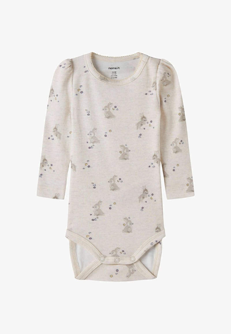 Body pour bébé à manches longues en côte crème avec fermetures à pression, décoré de petits lapins gris et de minuscules fleurs violettes et jaunes.