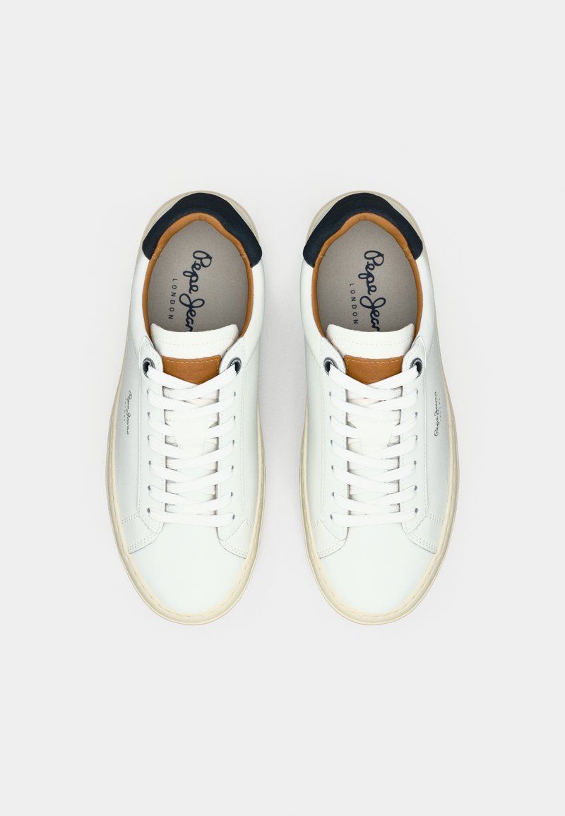 Un par de zapatillas bajas blancas con cordones blancos, acentos en color marrón claro y azul marino, y la marca "Pepe Jeans London" en el interior y en el lateral.