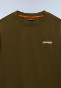 Felpa verde oliva con scollo rotondo. Presenta un piccolo logo bianco sul petto a sinistra e un dettaglio arancione sul collo. Tessuto morbido.