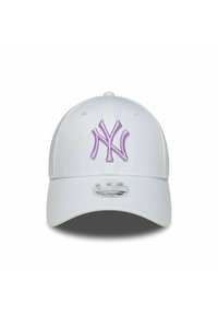 Casquette de baseball blanche avec une visière incurvée, ornée d'un logo brodé violet à l'avant et d'un autocollant de logo métallique sur la visière.