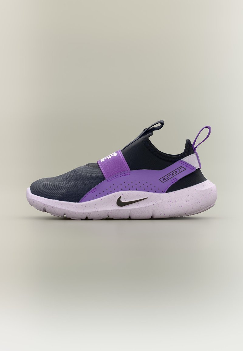 Čierna a purpurová Nike teniska na jednoduché obúvanie s bielou podrážkou s bodkami, čiernym logom swoosh, pásikom s nápisom „Just Do It“ a ťahacími pútkami na päte a jazyku.