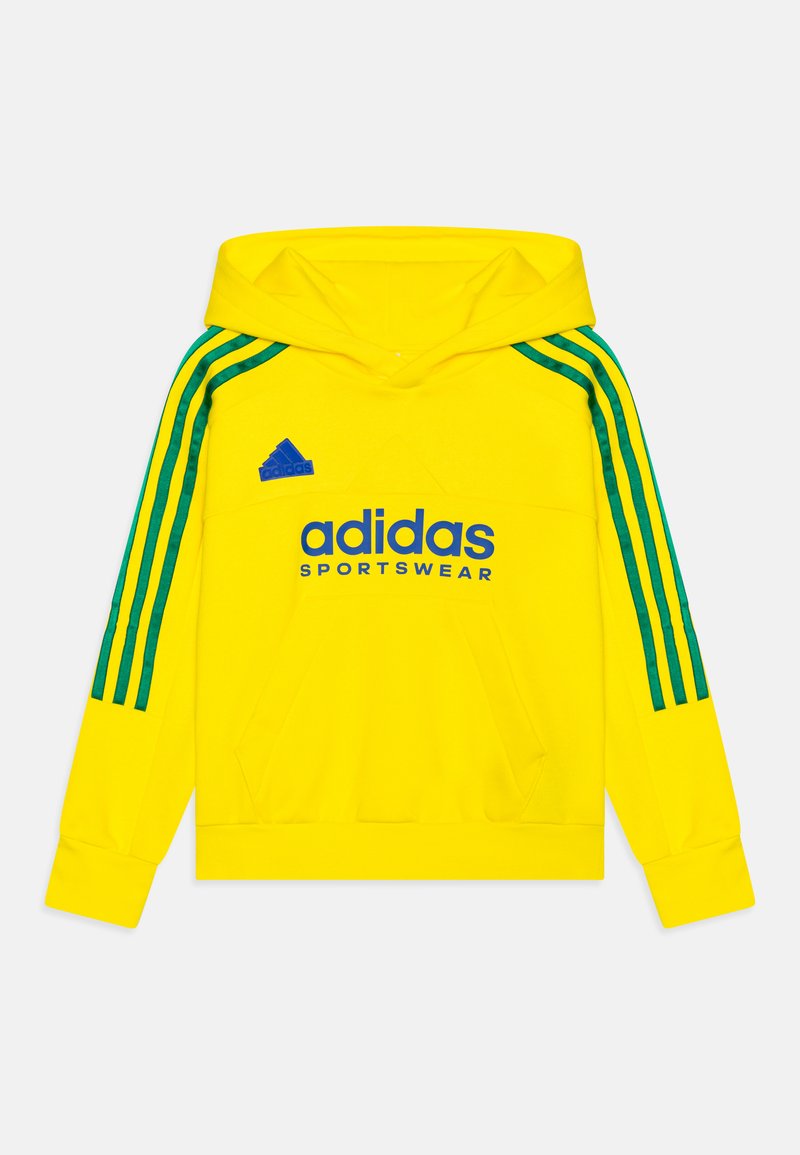 Sudadera con capucha amarilla y logo azul "adidas SPORTSWEAR". Presenta franjas laterales verdes y un bolsillo tipo canguro en la parte delantera. Textura de tela suave.