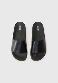 Svarta slidesandaler i slät syntetläder med en bred rem och texturerade gummisulor; logotyp tryckt på innersulan.