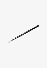 Zwarte make-upkwast met een zilveren ferrule en een zachte witte pluk, met een taps toelopende vorm voor nauwkeurige applicatie.