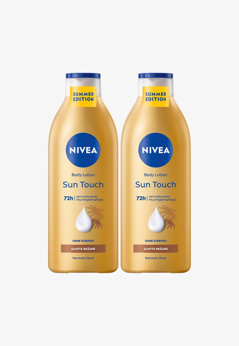 NIVEA Sun Touch Bodylotion-Flaschen, goldene Farbe, geschwungene Form, blaue Kappen, mit "Sommer Edition"-Etikett. 72-Stunden-Befeuchtung, streifenfreie Formel.
