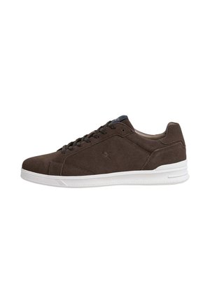Donkerbruine suède lage sneaker met zwarte veters, witte rubberen zool en subtiele stikseldetails aan de zijkant tegen een witte achtergrond.