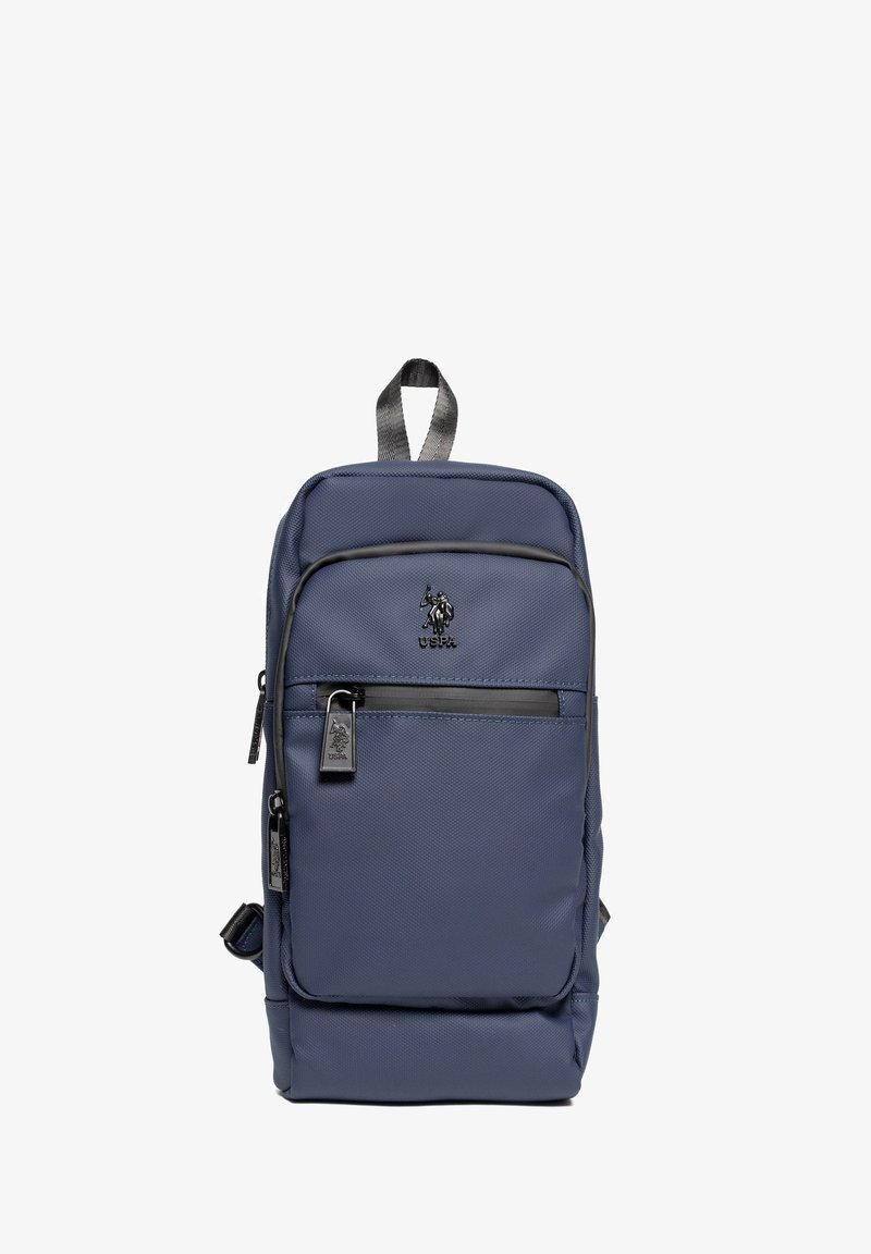 Námořnická modrá batoh vyrobený z texturovaného nylonu, s jednou přední zipovou kapsou, detailem loga a horním držadlem pro snadné nošení.