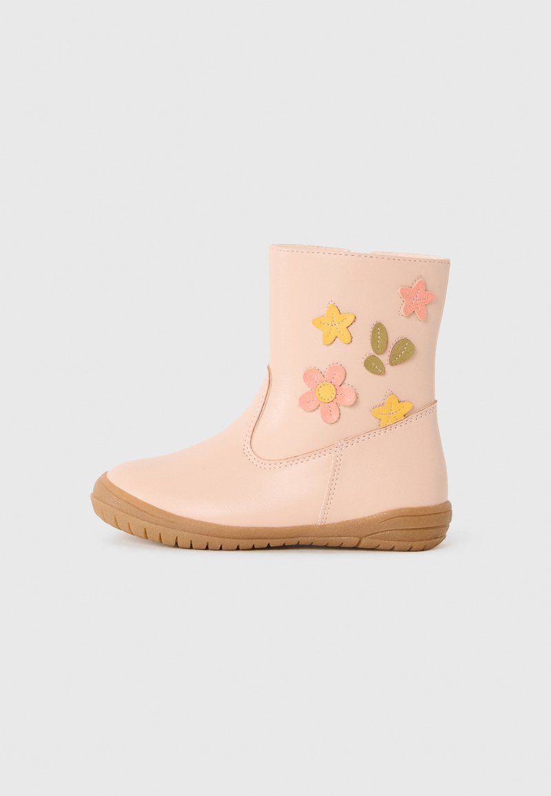 Botines infantiles de color rosa claro con suela marrón y apliques florales cosidos en amarillo, rosa y verde en el lado exterior.