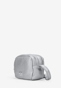 Pequeño bolso rectangular hecho de cuero plateado texturizado, con un cierre de cremallera y un asa lateral para un fácil transporte.