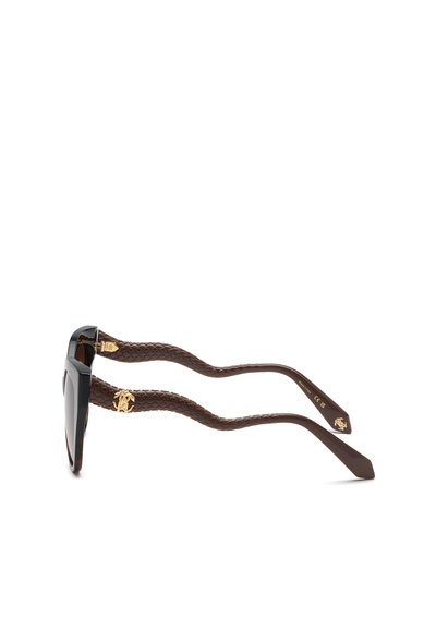 Lunettes de soleil brunes avec branches tressées texturées et logos décoratifs dorés près des charnières sur fond blanc.