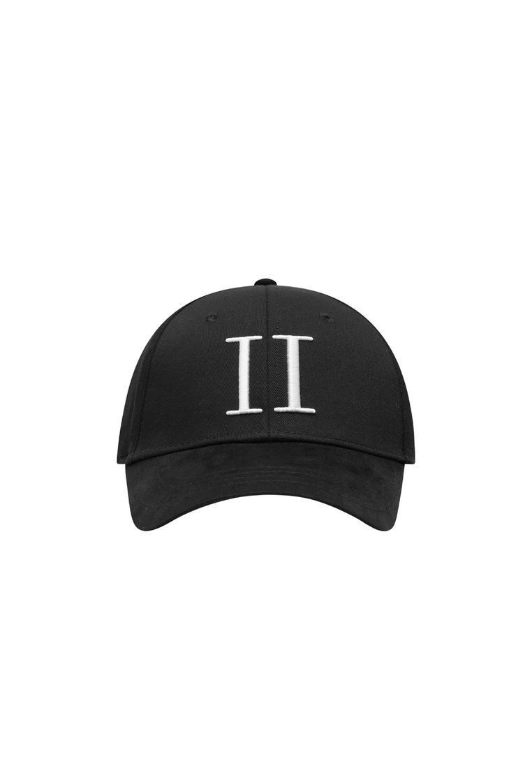 Svart baseballcaps med buet skjerm, med hvit brodert "II" på forsiden. Laget av bomull med en jevn tekstur. Justerbar stropp bak.