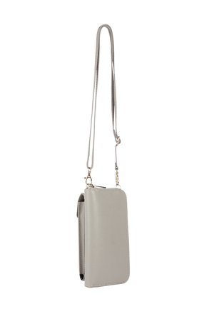 Borsa a tracolla in finta pelle grigia, con forma rettangolare piatta, una lunga tracolla e chiusura a zip. Presenta accenti hardware minimi.