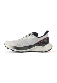 Leichte Laufschuh in Hellgrau und Schwarz, mit einem perforierten Mesh-Obermaterial, gepolsterter Sohle und strukturiertem Gummi-Außensohle mit roten Akzenten.