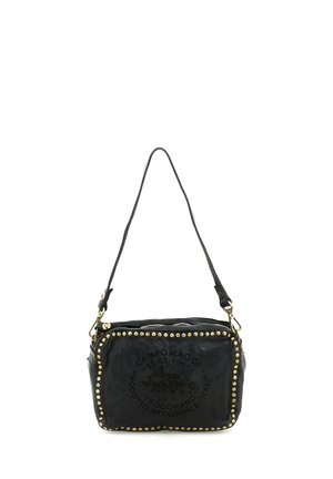 Borsa a spalla rettangolare nera in pelle con borchie dorate lungo i bordi e logo italiano in rilievo sul davanti, tracolla staccabile con fibbie dorate.