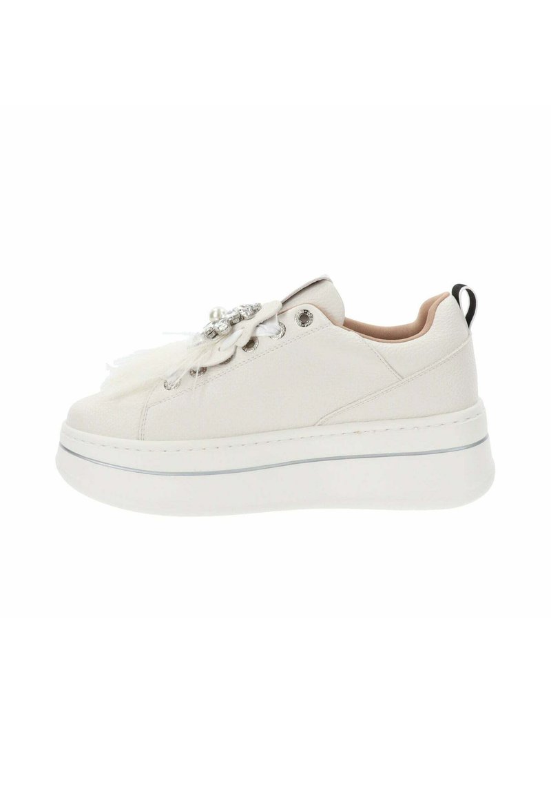 Zapatillas de piel blanca con acabado texturizado, suela de plataforma, plumas decorativas y acentos de rhinestones. Cuenta con ojales plateados y una etiqueta negra.