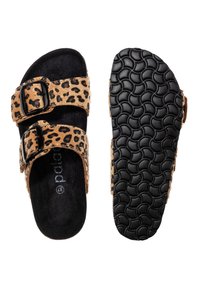 Sandali con stampa leopardata, dotati di due fibbie nere, parte superiore morbida simile alla pelle scamosciata e suola in gomma nera testurizzata con un motivo circolare.